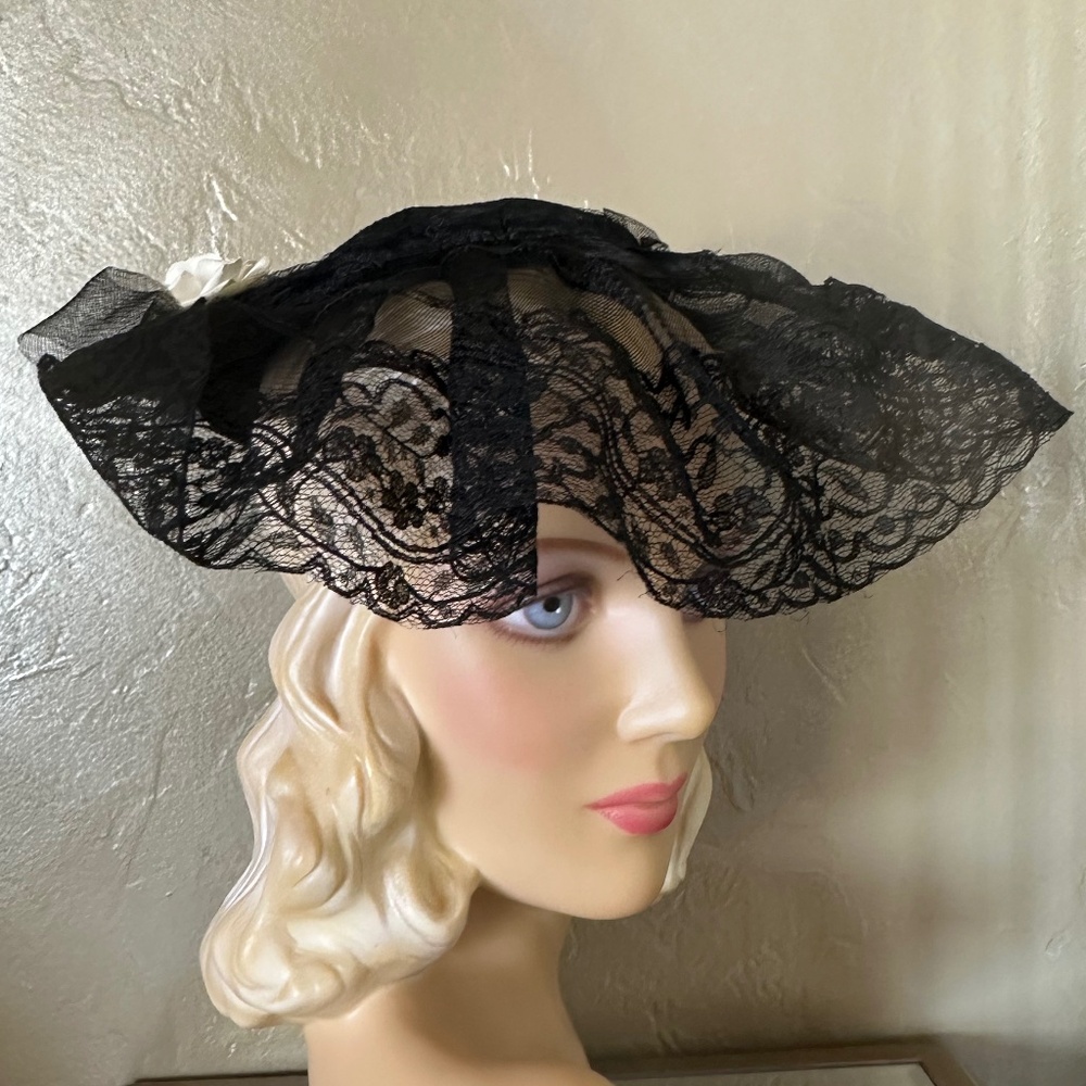 FASHIONABLE 1940's BLACK STRAW & LACE HAT WITH IVORY FLOWERS